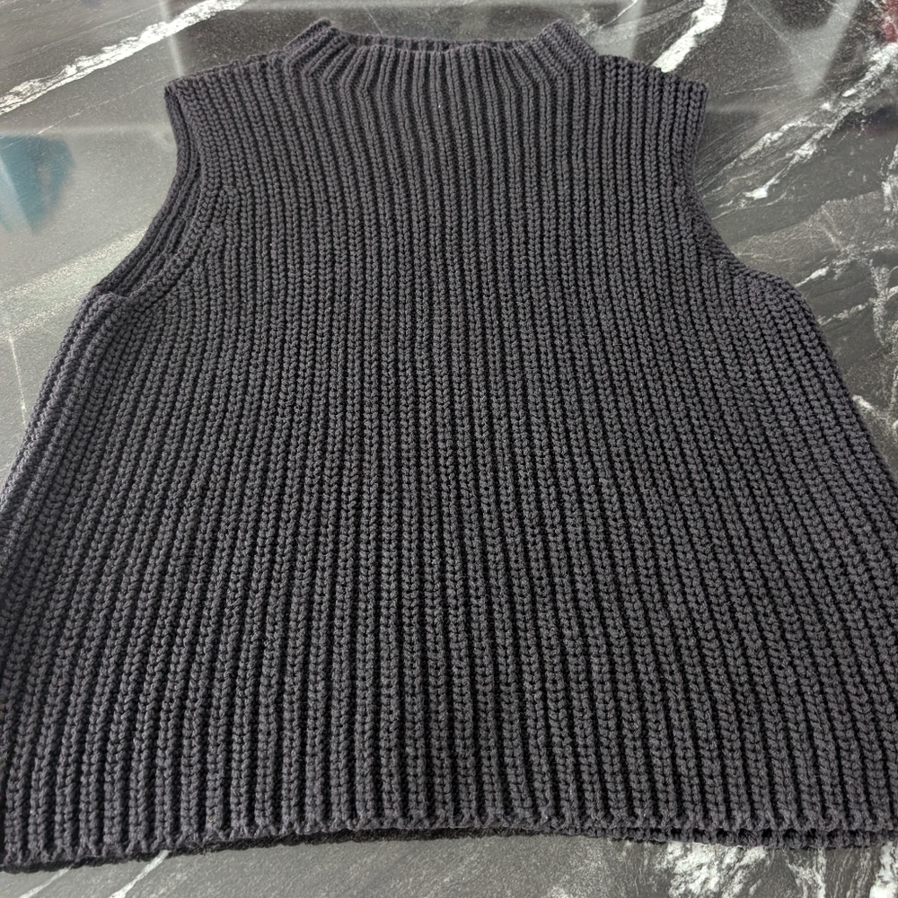 Women's Black Sleeveless Sweater